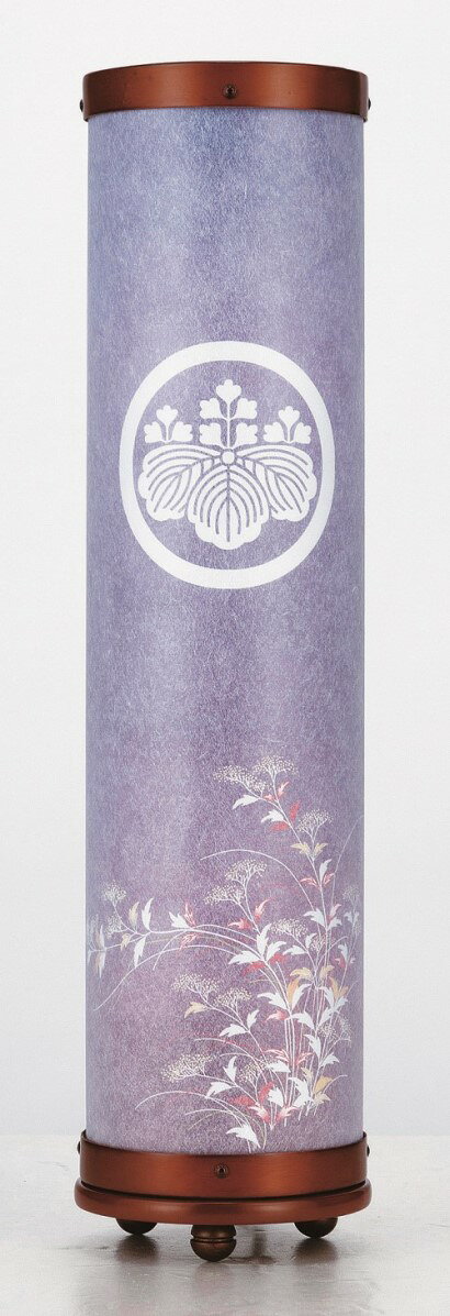 材質 火袋部分・・・ビニロン紙 骨組み部分・・・木製 サイズ 【高】約42cm　【幅】約10.3cm　　 付属品 専用紙箱付 商品説明 ■火袋部分は淡い紫色で藤袴の絵が描かれております。 光を灯すと緑色の和紙に戒名が浮かび上がります。 ■骨組みの部分は木製です。 ■お盆だけではなく法事にも使えます。 ※掲載商品は1つの価格になります。 文字入れ ◆文字入れはご注文をいただきまして14日間程かかります。お早目にご注文下さいませ。 ◆文字入れの詳細は、お買物かご後の「備考・ご要望覧」にご記入下さい。 ※以下の1行分のみ代金込みです。 ・戒名・法名、先祖代々のみ ・家紋のみ ・家紋と家名 ※追加料金1行3,000円（税込）で、全部で3行まで入ります。 ※戒名・法名の上に家紋を入れる場合、追加料金1,080円（税込）となります。
