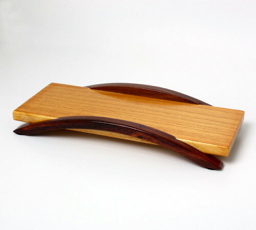 材質 タモ材 サイズ 【横】約13.5cm　【縦】約6.6cm 商品説明 お湯呑や仏器を載せるお膳となります。モダン仏壇にピッタリの色です。シンプルなデザインですのでどんな種類のモダン仏壇にも、マッチいたします ※ 仏具は別売りです。