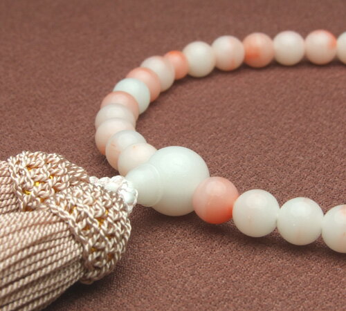 サイズ 36玉（主玉） 材質 【主玉】ガラス（約7mm） 【親玉】ガラス（約9mm） 【二天玉】ガラス（約4mm） 房 灰桜色房（人絹頭付） 付属品 専用紙箱付 宗派 どの宗派でもお使いいただけます。 商品説明 ●ガラスを天然石のように仕上...