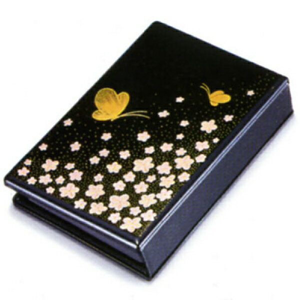 サイズ 【高】12.8cm　【巾】8.5cm　【奥】2.7cm 商品説明 ●2つ折りの片方には、故人の戒名・法名を入れるための板が入っており、もう片方には故人のお写真などが入れられる新しいタイプの携帯型仏壇です。 般若心経プレートは付いてお...