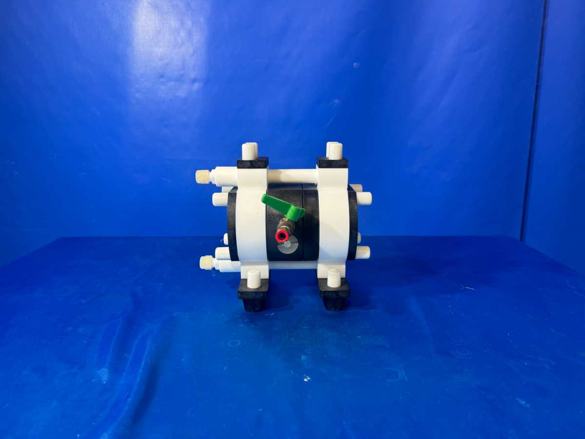 【中古】　3116-2　イワキ　ダイアフラムポンプ　型番：5TTD　精密機械　分析機器　中古機器　研究　大..