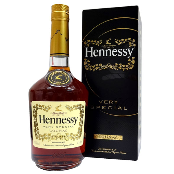 世界中で最も愛飲されているコニャック Hennessy V.S(Very Special)の名で世界中で愛されているコニャックの一品。 エレガントでいきいきした味わいは、力強いコニャックのシンボルともいえます。 芳醇なスパイスとフルーツの心地良い香りを思わせるアロマ、フルーティな香りとデリケートなバニラのニュアンスでさらに強調され、力強さとバランスの良さを感じさせます。 滑らかにして複雑。ヘネシーVSならではのエレガントで活き活きした味わいは力強いコニャックのシンボルです。 熟成年数：4〜8年 色：琥珀色 容量：700ml 商品仕様 ブランド Hennessy(ヘネシー) メーカー名 モエヘネシーディアジオ　