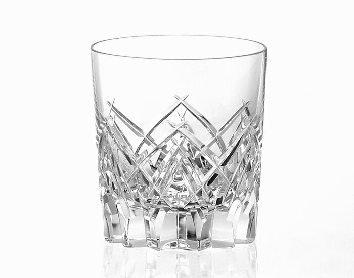カガミクリスタル　クリスタルガラスのシンプルなロックグラスです。 透明で口の広いロックグラスはウィスキーや焼酎以外に、冷茶やアイスコーヒーなどお酒を飲まれない方にもお使い頂けます。 KAGAMIロゴ入り木箱入 口径81mmx高さ88mm・260ml