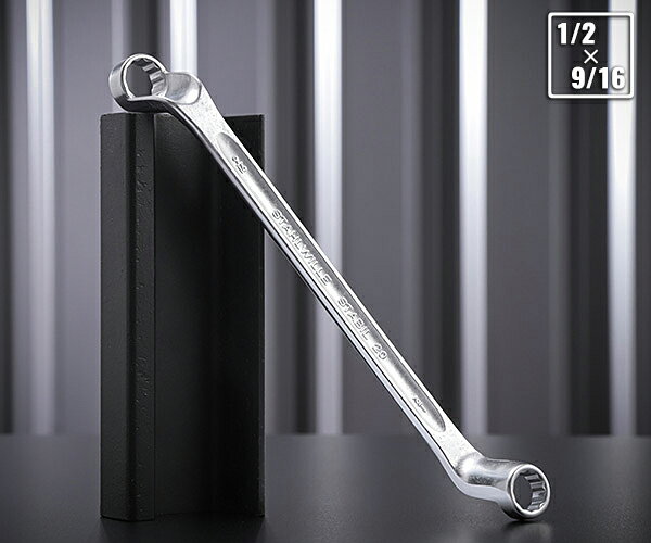 深いオフセットで障害物をかわす、75度メガネレンチです。 サイズは1/2×9/16inch。全長220mm、質量120gです。 特長 ●メガネ部のオフセットが75度で障害物がある際の作業に最適。 ●軽さと剛性感を両立するI型ボディー。 ●油のついた手でも滑りにくい梨地仕上げのメッキを採用。 ●AS-drive(面接触)によりボルトナットの角を傷めない。 仕様 品番20A-1/2X9/16JANコード4018754022441サイズ1/2×9/16inch全長(L)220mmメガネ部巾(小・d1/大・d2)20/21.3mmメガネ部厚み(小・a1/大・a2)9/10mmオフセット量(t)25mm質量120gスタビレー品番41443234 ブランド紹介 STAHLWILLE(スタビレー)は、1862年創業、ドイツ・ヴッパータールに本拠を置く総合ハンドツールメーカーです。 社名の由来は、ドイツ語で「鋼」を意味するSTAHLと、創業者エドワード・ワイルの姓WILLE。 160年を超える歴史を通じてドイツのものづくりを支え、ヨーロッパで初めてトルクレンチを製造したメーカーとしても知られる、世界のハンドツールの歴史を作ってきた存在です。 開発から仕上げまでを一貫してドイツ国内で行う「絶対品質」は、自動車・航空機・製造業の現場で高く評価され、その製品は世界100カ国以上で愛用されています。 オイルの付いた手でも滑りにくい梨地仕上げ、人間工学に基づく手に馴染む設計など、実用に徹した機能美も大きな魅力です。 風車や航空機のメンテナンス、高級外車ディーラーの整備現場でも選ばれる、強靭な材質と圧倒的な精度。 一度使うと「もう他のメーカーには戻れない」とプロが口を揃える、絶対的な安心感こそがスタビレーの価値です。 スタビレーの国内正規品は総代理店ルートのみ。 エヒメマシンは保証とサポートの行き届いた「日本正規品」をお届けします。 人気のカテゴリ 新商品 今月の特価品 オリジナル商品 ワケあり特価品