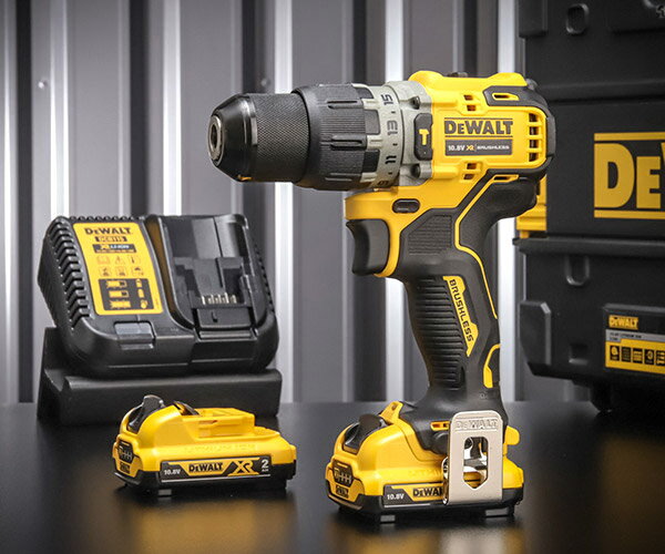 DeWALT 10.8Vブラシレス・振動ドリルドライバー！ 小型軽量ボディでコンパクト！ ブラシレスモーターを採用！ 暗所での作業にも便利な、LEDライトを搭載！ 10.8V 2.0Ahバッテリーが2個付属しています。 電気工事や内装工事、大工、空調工事、設備工事、DIYなど様々なシーンに。 【仕様・規格】 ■メーカー：DeWALT ( デウォルト ) ■品番：DCD706D2 ■定格電圧：DC10.8V ■回転数（回転/分）：0-425 / 0-1500 ■打撃数（回/分）：0-7225 / 0-25500 ■締付トルク：57.5N・m ■スイッチ：無段変速 ■チャックサイズ：1.5-10mm ■能力：木工直径20mm、金工直径10mm、コンクリート直径10mm ■質量（充電池含まず）：0.96kg ■振動係数：3.1m/s2 【セット内容】 ■TSTAKキットボックス ×1 ■DCB127（10.8V 2.0Ahバッテリー）×2 ■DCB115 （4A 充電器）×1 人気のカテゴリ 新商品 今月の特価品 オリジナル商品 ワケあり特価品