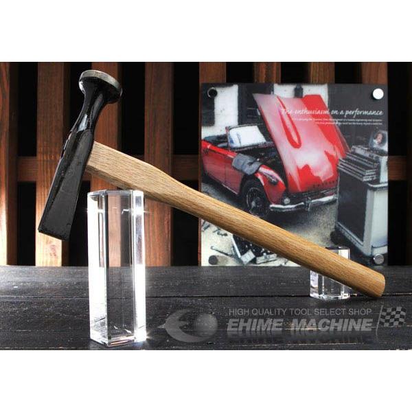 しっくりと手に馴染む、信頼の小柳機工製板金ハンマーです。 従来から広く鈑金業界で使用され、多くの職人の方にご愛用頂いている商品です。 使い慣れたヘッドの大きさ、重さで、違和感無くご使用頂けます。 （仕様・用途） ナラシ鎚、縦型。 シートパネル標準打ち出し用。 ヘッド反対側はセパレート型で縦ミゾ等打ちます。 ■型式：176 ■メーカー：O.T.C（小柳機工） ■サイズ（約）：ヘッド27×ヘッド長さ104×ヘッド反対面幅19mm ■全長：330mm ■サイズ比較：「KTC 板金ハンマー UD5-4」と同等サイズです。 人気のカテゴリ 新商品 今月の特価品 オリジナル商品 ワケあり特価品