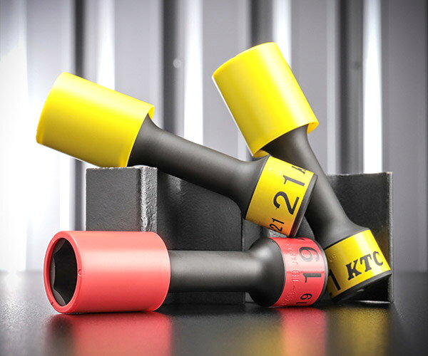 「2本の価格で3本セットに！」使用頻度の高い21mmを1本プラスした、KTCタイヤ着脱整備応援キャンペーンの期間限定ホイールガードソケットセットです。 12.7sq.インパクトレンチ用ホイールガードソケット(ロング薄肉)の19mm(BP49-19G)を1本、使用頻度の高い21mm(BP49-21G)を2本組み合わせた3本セットです。 小売参考価格合計10,310円(税別)のところ、キャンペーン価格6,850円(税別)。 単品2本分の価格で3本が手に入る、3,460円お得なこの期間だけの組み合わせです。 ホイールが傷つきにくい樹脂製ガード付きで、アルミホイールのホイールナット着脱に最適。 ホイールナット専用の薄肉設計と、化粧ナットにやさしいゴムクッションで、お客様の大切なホイールを守りながらスムーズに作業できます。 インパクトレンチ用ソケットは消耗品です。 摩耗したソケットは割れや破損の原因になるため、タイヤ交換シーズン前の予備・入替用としてまとめてそろえておくのがおすすめです。 キャンペーン期間は2026年9月14日(月)〜12月25日(金)です。 【セットのポイント】 使用頻度の高い21mmを1本プラスした、19mm×1本+21mm×2本の3本セットです。 単品合計(小売参考価格)10,310円→キャンペーン価格6,850円(税別)で3,460円お得です。 ホイールナット専用薄肉設計でスムーズな作業性を実現します。 化粧ナットにやさしいゴムクッションを採用しています。 ソケット中央部のくびれによるトーション効果で耐久性を向上しています。 【特長】 ホイールが傷つきにくい樹脂製ガード付きです。 口径部形状は六角、ホイールナット専用の薄肉タイプです。 アルミホイールに最適です。 【用途】 自動車のホイールナットの緩め・締めに使用する専用ソケットとして。 コードレス・エア・電動インパクトレンチでのタイヤ着脱整備に。 【仕様】 品番TBP4903GSPAJANコードなし(キャンペーンセット品)セット名タイヤ着脱整備応援キャンペーン 12.7sq.インパクトレンチ用ホイールガードソケットセット(ロング薄肉)キャンペーン期間2026年9月14日(月)〜12月25日(金)小売参考価格合計10,310円(税別)キャンペーン価格6,850円(税別)差込角12.7mm(1/2インチ)口径部形状六角タイプロング薄肉(ホイールナット専用)BP49-19G対辺19mm・全長101.2mm・質量192gBP49-21G対辺21mm・全長101.2mm・質量193g 【セット内容】 12.7sq.インパクトレンチ用ホイールガードソケット(ロング薄肉) 19mmBP49-19G×1(JANコード 4989433172781)12.7sq.インパクトレンチ用ホイールガードソケット(ロング薄肉) 21mmBP49-21G×2(JANコード 4989433172798) 【注意事項】 キャンペーン期間は2026年9月14日(月)〜12月25日(金)です。 表示の小売参考価格・キャンペーン価格はメーカーチラシ記載の税別価格です。 キャンペーンセット品のため、セット自体のJANコードはありません。 インパクトレンチ用ソケットは消耗品です。ご使用前に必ず点検し、摩耗など異常が認められたら新しいものと交換してください。 ホイールガードソケットはホイールナット専用の薄肉設計のため、過大なトルクで使用すると早期に割れることがあります。 ブランド紹介 KTC(京都機械工具)は、1950年創業、日本を代表する総合ハンドツールメーカーです。鍛造から機械加工、熱処理、めっきまで、すべての工程を自社で行う一貫生産体制が最大の強み。その熱間鍛造技術は世界トップクラスと評され、60年以上磨き上げた品質管理が、確かな製品安定性とデザイン性を支えています。「軽くて、強くて、使いよい」を社是に、累計1万点を超えるラインナップを展開。アイテム数・生産量ともに国内No.1、自動車アフターマーケットでも圧倒的なシェアを誇る、名実ともに日本のトップブランドです。ものづくりの頂点に立つのが、フラッグシップブランド「nepros(ネプロス)」。公差を限りなくゼロに近づける精度と、職人が磨き上げる鏡面仕上げの美しさは、海外の高級ツールに並び称され、プロのメカニックから絶大な信頼を集めています。KTCが形にするのは、使う人の歓びと誇りを満たす、日本の匠のものづくりそのものです。 人気のカテゴリ 新商品 今月の特価品 オリジナル商品 ワケあり特価品