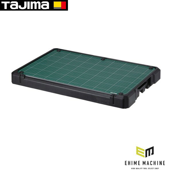 現場の道具をまとめて運ぶ、タジマの工具箱・収納用品です。 セフボックス・セフ台車シリーズ/タジマセフシステム対象品です。 軽作業用のワークトップです。 特長 セフツールボックスやセフツールバスケットに連結可能です。 ビス等の転落を防ぐリブ付です。 マットは目安目盛り付で、交換することが可能です。 裏面の収納式フックでボックス台車にも引っ掛けられます。 用途 工具収納用。 仕様 品番TB-WTJANコード4975364361196適合機種タジマ セフボックスシリーズ色黒仕様備考外形寸法(mm)間口:485、外形寸法(mm)奥行:328、外形寸法(mm)高さ:60材質(PP)本体材質(PA)連結ロック材質(PVC)マット材質(スチール)背面フック原産国中国 セット内容 ワークトップ交換用マット(TB-WTM) ワークトップ交換用ネジ(TB-WTNEJI) 工具ボックス交換用連結ロックパーツS(TB-LPS) 注意事項 ご使用前に取扱説明書を必ずお読みください。 製品仕様は予告なく変更する場合がございますので予めご了承ください。 ブランド紹介 TAJIMA(タジマ)は、東京都板橋区に本社を置く株式会社TJMデザインが展開する建築用ハンドツールのトップブランドです。1909年(明治42年)に精密測定工具メーカーとして創業し、戦後は巻尺メーカーとして事業を再興。1974年には測定器メーカーから総合建築工具メーカーへと舵を切り、一世紀を超えて日本の建築現場を支え続けてきました。社名に「デザイン」を掲げるのは、グランドデザイン・コンセプトデザインという「考え続けること」を大切にする社風の表れです。ブランドの代名詞は、現場の信頼の証ともいえる黄色いコンベックス(メジャー・スケール)。折れにくさを追求した「剛厚」テープ、片手で着脱できてしゃがんでも落ちない「セフコンベ」など、プロの声から生まれた機能が凝縮されています。工具や部材を腰ベルトに着脱する独自規格「セフシステム」は、腰回りのスペース革命として職人の作業効率を大きく変えました。墜落制止用器具では、新規格対応のフルハーネス・ランヤードを揃えた「セグネス」シリーズや、胴当てベルトとダイレクト接合して道具スペースを広げるSEGハーネスを展開。レーザー墨出し器、カッター、LEDライト、太軸インパクト対応ソケットまで、現場の安全と効率を極限まで高める製品を世に送り出しています。「プロの道具としての機能美」と「妥協のない耐久性」を追求し、価格競争に流されず品質を追い求めるDNAで、常に現場の期待に応え続けています。 人気のカテゴリ 新商品 今月の特価品 オリジナル商品 ワケあり特価品