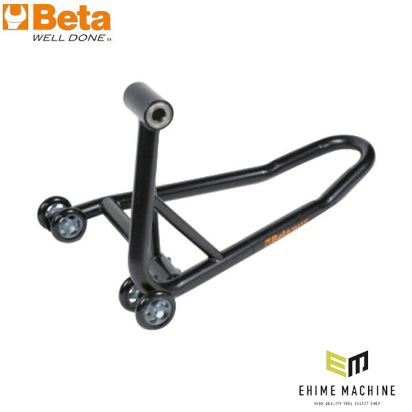 Beta（ベータ）の片持ちスイングアーム用 バイクスタンドです。 マットブラックラッカー仕上げのバイクスタンド。 特長 マットブラックラッカー仕上げです。 熱可塑性ゴム製ホイール4個付きです。 仕様 品番3043CJANコード8014230952895質量6.5kgオプションピン(3043C/41・3043C/42・3043C/43・3043C/44・3043C/45・3043C/47)原産国中国 日本正規品について 当店はBeta（ベータ）の日本正規品を取り扱う正規販売店です。 本商品は国内正規代理店ルートの日本正規品ですので、安心してお選びいただけます。 ブランド紹介 Beta（ベータ）は、1923年創業、イタリア・ミラノ近郊ソヴィコに本社を置く、ヨーロッパ最大級の総合ハンドツールメーカーです。創業者アレッサンドロ・チチェリの鍛造工場から始まり、1939年に「Beta」を商標登録。以来100年、チチェリ家が5世代にわたり経営を受け継ぎ、今もソヴィコ、カスティリオーネ・ダッダ、スルモーナの自社工場で「メイド・イン・イタリー」の生産を貫いています。ブランドの象徴は、1969年誕生のオレンジ色の工具ワゴン「タンク」と、コンビネーションレンチ「42」。特に「42」は、過大な負荷が掛かっても折れずに曲がることで使い手を守る、安全思想まで作り込まれた名品として世界中のプロに愛用されています。モータースポーツとの関わりは1971年のF1参戦から50年以上。MotoGPではモンスターエナジー・ヤマハのオフィシャルパートナーを25年以上務め、8チームのテクニカルスポンサーとして、世界最高峰のメカニックたちの手元を支えています。サーキットで受けた要求は、2〜3年後の市販品に反映される。レースで未来を先取りする開発力と、イタリアならではの機能美こそ、Betaが選ばれ続ける理由です。当店は2026年3月、イタリア・ソヴィコのベータ本社を訪問し、工場見学を行いました。太陽光発電でほぼ100%まかなわれる自社工場、製造工程を隠さず公開する透明性、そして5世代にわたり受け継がれる家族の情熱。現地で確かめた「本物」を、日本正規品として自信を持ってお届けします。 人気のカテゴリ 新商品 今月の特価品 オリジナル商品 ワケあり特価品