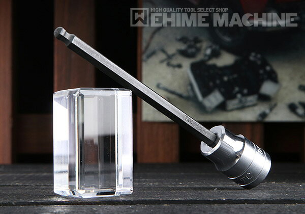 差込角12.7sq.のヘキサゴンビットソケット。 六角穴付ねじの締緩に。 KTCのヘキサゴンビットソケットBT4-7/32BPLです。 差込角12.7mm(12.7sq.)(1/2)の手動工具用ビットソケットで、。 ビットの交換が可能で、交換ビット品番はT-7/32BPLです。 全長132mm、軸長99mm、質量91g。 特長 ビットの交換が可能です。 差込角12.7sq.のロングボールポイントヘキサゴンビットソケットです。 用途 ヘキサゴンねじ・ボルトの締緩作業に。 仕様 品番BT4-7/32BPLJANコード4989433149172差込角12.7mm(12.7sq.)(1/2)外径22mm全長132mm軸長99mm質量91g交換ビット品番T-7/32BPL ご注意 ボールポイントは限界トルクが低いため、力の入れ過ぎに注意して下さい。 ブランド紹介 KTC(京都機械工具)は、1950年創業、日本を代表する総合ハンドツールメーカーです。鍛造から機械加工、熱処理、めっきまで、すべての工程を自社で行う一貫生産体制が最大の強み。その熱間鍛造技術は世界トップクラスと評され、60年以上磨き上げた品質管理が、確かな製品安定性とデザイン性を支えています。「軽くて、強くて、使いよい」を社是に、累計1万点を超えるラインナップを展開。アイテム数・生産量ともに国内No.1、自動車アフターマーケットでも圧倒的なシェアを誇る、名実ともに日本のトップブランドです。ものづくりの頂点に立つのが、フラッグシップブランド「nepros(ネプロス)」。公差を限りなくゼロに近づける精度と、職人が磨き上げる鏡面仕上げの美しさは、海外の高級ツールに並び称され、プロのメカニックから絶大な信頼を集めています。KTCが形にするのは、使う人の歓びと誇りを満たす、日本の匠のものづくりそのものです。 人気のカテゴリ 新商品 今月の特価品 オリジナル商品 ワケあり特価品　