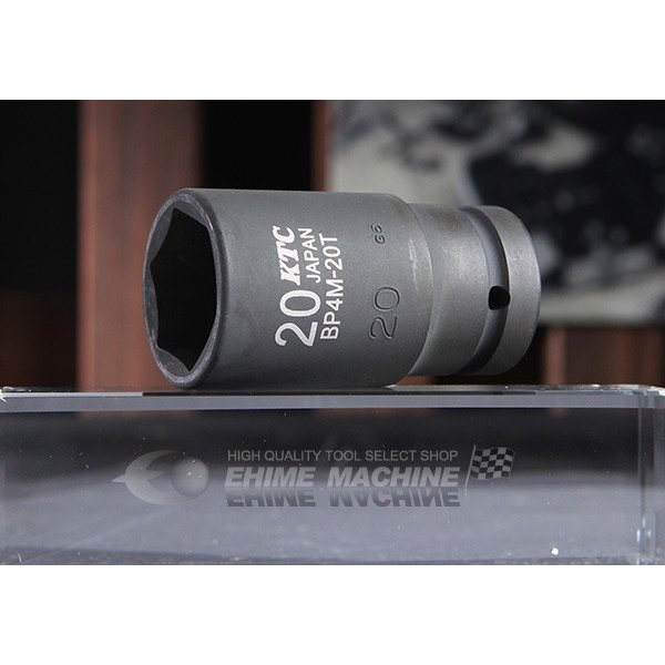 差込角12.7sq.のインパクト用ディープソケット、サイズ20mm。 深穴や突き出たボルトの締緩に。 KTCのインパクトディープソケットBP4M-20Tです。 差込角12.7mm(12.7sq.)(1/2)のインパクトレンチ(電動・エア)用六角ソケットで、対辺二面幅(サイズ)は20mmです。 全長52mmのディープ(薄肉)タイプで、最大深さ34mmまでボルトを通せるため、奥まったナットや突き出たボルトの締緩に適しています。 特長 差込角12.7sq.のインパクトレンチ用ソケットです。 六角ソケットです。 ディープ薄肉タイプです。 用途 インパクトレンチでの奥まった20mmのボルト・ナットの締緩作業に。 仕様 品番BP4M-20TJANコード4989433150208差込角12.7mm(12.7sq.)(1/2)対辺二面幅(サイズ)20mm形状六角タイプディープ(薄肉)全長52mm最大深さ34mmソケット部外径28mm質量119g ご注意 インパクトレンチ用です。 手動工具用ソケットとは構造が異なります。 ブランド紹介 KTC(京都機械工具)は、1950年創業、日本を代表する総合ハンドツールメーカーです。鍛造から機械加工、熱処理、めっきまで、すべての工程を自社で行う一貫生産体制が最大の強み。その熱間鍛造技術は世界トップクラスと評され、60年以上磨き上げた品質管理が、確かな製品安定性とデザイン性を支えています。「軽くて、強くて、使いよい」を社是に、累計1万点を超えるラインナップを展開。アイテム数・生産量ともに国内No.1、自動車アフターマーケットでも圧倒的なシェアを誇る、名実ともに日本のトップブランドです。ものづくりの頂点に立つのが、フラッグシップブランド「nepros(ネプロス)」。公差を限りなくゼロに近づける精度と、職人が磨き上げる鏡面仕上げの美しさは、海外の高級ツールに並び称され、プロのメカニックから絶大な信頼を集めています。KTCが形にするのは、使う人の歓びと誇りを満たす、日本の匠のものづくりそのものです。 人気のカテゴリ 新商品 今月の特価品 オリジナル商品 ワケあり特価品　