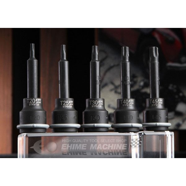 T20〜T45をまとめて。 差込角9.5sq.のT型インパクトトルクスレンチセット。 KTCのT型インパクトトルクスレンチセットTBTP305Tです。 差込角9.5mm(9.5sq.)(3/8)のインパクトレンチ用T型トルクスレンチをまとめたセットです。 セット内容：T型インパクトトルクスレンチ：BTP3-T20P・T25P・T30P・T40P・T45P、ピン・リング：PR-1519。 特長 差込角9.5sq.のT型インパクトトルクスレンチのセットです。 ピン・リング付です。 用途 インパクトレンチでのトルクスねじの締緩作業に。 仕様 品番TBTP305TJANコード4989433167183差込角9.5mm(9.5sq.)(3/8)総質量395gセット内容T型インパクトトルクスレンチ：BTP3-T20P・T25P・T30P・T40P・T45Pセット内容ピン・リング：PR-1519 ご注意 インパクトレンチ用です。 ブランド紹介 KTC(京都機械工具)は、1950年創業、日本を代表する総合ハンドツールメーカーです。鍛造から機械加工、熱処理、めっきまで、すべての工程を自社で行う一貫生産体制が最大の強み。その熱間鍛造技術は世界トップクラスと評され、60年以上磨き上げた品質管理が、確かな製品安定性とデザイン性を支えています。「軽くて、強くて、使いよい」を社是に、累計1万点を超えるラインナップを展開。アイテム数・生産量ともに国内No.1、自動車アフターマーケットでも圧倒的なシェアを誇る、名実ともに日本のトップブランドです。ものづくりの頂点に立つのが、フラッグシップブランド「nepros(ネプロス)」。公差を限りなくゼロに近づける精度と、職人が磨き上げる鏡面仕上げの美しさは、海外の高級ツールに並び称され、プロのメカニックから絶大な信頼を集めています。KTCが形にするのは、使う人の歓びと誇りを満たす、日本の匠のものづくりそのものです。 人気のカテゴリ 新商品 今月の特価品 オリジナル商品 ワケあり特価品　