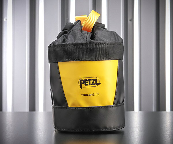 Petzl（ペツル）の「ツールバッグ 1.5」は、高所・地上問わず使える小型ギア収納ポーチです。ナットやスクリューなどの小型工具類をスマートに収納でき、工具の落下を防止するための安全対策も備えています。コンパクト設計でありながら、高耐久で高機能。作業効率と安全性を両立したプロ向けのギアバッグです。 【特長】 ●コンパクトサイズ：容量1.5Lで、ナット、ボルト、スクリュー、クギ等の小型工具をスッキリ収納 ●工具落下防止設計：ANSI/ISEA 121-2018準拠、コードロック付き開閉システム ●片手で開閉可能：簡単にアクセスしながらも中身を安全に保持 ●耐久性に優れた素材： 　- 防水タープ素材+撥水加工済生地 　- TPU生地は紫外線、油、グリース、低温/高温に強く、激しい使用にも耐えます ●連結が簡単： 　- アクセサリー「インターファスト」により素早くハーネスに装着可能 　- 一般的なカラビナでの連結にも対応 ●軽量設計：質量わずか100g、作業時の負担を最小限に抑えます 【用途】 ●高所作業時のギア携行 ●ナット・ボルト・釘・小型パーツ類の収納・携帯 ●ハーネスやバッグへの取り付けによる作業効率の向上 【メーカー名】：ペツル（PETZL） 【品番】：S047BA00 【JANコード】：3342540842519 【容量】：1.5L 【最大使用荷重】：6kg 【質量】：100g 【認証】：ANSI/ISEA 121-2018（落下物防止規格） 【原産国】：中国 【素材】：TPU（防水・耐油・耐寒耐熱・耐UV対応） 【注意事項】 ※本製品は個人用保護具（PPE）ではありません。 ※落下物防止には適切な使用方法に従ってください。 人気のカテゴリ 新商品 今月の特価品 オリジナル商品 ワケあり特価品