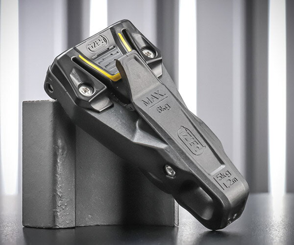 ペツル（PETZL）「インターファスト」は、ギアバッグ『ツールバッグ』や、落下防止用コード『ツールリーシュ』の素早い接続・取り外しを実現する専用アクセサリーです。高所作業や保守作業における安全性と効率を向上させるための連結パーツであり、ANSI/ISEA 121-2018にも準拠しています。 【特長】 ●高い汎用性と接続性： 　- 上部クリップは「ツールバッグ」の装着に対応 　- ファストボタンで簡単に取り外し可能 ●落下防止対策に最適： 　- 下部連結ポイントに「ツールリーシュ」などを連結可能 　- 最大長120cmまでのコードに対応 ●軽量・コンパクト設計： 　- 工具装着時もかさばらないスマートなデザイン 　- スロット付きハーネスに適合 ●ANSI規格適合： 　- ANSI/ISEA 121-2018（落下物防止対策規格）準拠で信頼性◎ 【仕様】 ●品番：S051AA00 ●JANコード：3342540842618 ●質量：55g ●材質：強化ナイロン ●上部クリップ最大使用荷重：6kg ●下部連結ポイント最大使用荷重：5kg ●接続可能用具の最大長（下部）：120cm ●認証：ANSI/ISEA 121-2018 【用途】 ●ツールバッグやツールリーシュの取り付け ●高所作業・メンテナンス・設備作業でのギア管理 人気のカテゴリ 新商品 今月の特価品 オリジナル商品 ワケあり特価品