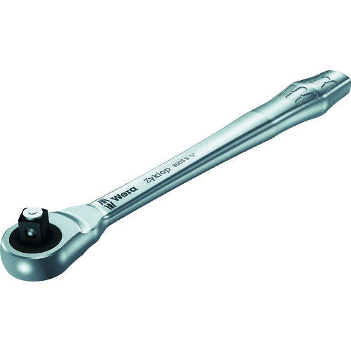 8003 B サイクロップメタルラチェット3/8" 押込み型スイッチ式。 Zyklopプッシュスルースクエア付きメタルラチェット。 非常に狭いスペースでも作業できるスリムなデザイン。 デュアルラチェット歯の設計により、38個の堅牢な歯のうち76個の細かいピッチの歯が形成され、戻り角はわずか 4.7°です。 取り外し不可能なプッシュスルースクエアを作動させることにより、非常に簡単に方向を変更できます。 安全なソケットロック機能搭載。 鍛造されたフルメタルラチェット(クロムモリブデン鋼)により、特に高い堅牢性と長寿命を実現します。　 【仕様】 差込角(SQ)：3/8 全長(mm)：222 メーカー名：WERA（ヴェラ・ベラ） メーカー品番：004033 WERA品番：05004033001 商品名：004033 メタルラチェットレンチ 3/8SQ JANコード：4013288174031 【ブランド紹介】 Wera(ヴェラ・ベラ) 1936年創業。「ツールの反逆者であれ」を掲げ、革新的なデザインと確かな品質を両立。ヒルティのOEMも手がけ、近年は二桁成長を続ける注目のツールブランド。 人気のカテゴリ 新商品 今月の特価品 オリジナル商品 ワケあり特価品