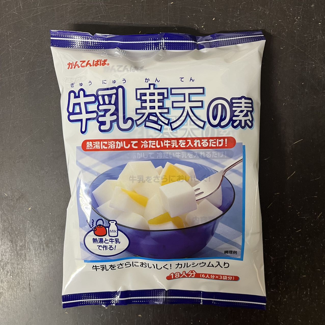 製品仕様 名称 かんてんぱぱ 牛乳寒天の素 300g（100gX3袋入） 内容量 300g 賞味期限 商品パッケージに記載 保存方法 常温 原材料/商品内容 糖類（ぶどう糖、砂糖、粉飴）、脱脂粉乳、粉末油脂、加糖粉乳、寒天、ミルクカルシウム、乳化剤、増粘多糖類、香料 （ 原材料の一部に大豆を含む） 原産国名 日本 商品説明 90℃以上の熱湯約300mlのなかに1袋をあけ、泡立きで約1分間かきまぜよく溶かします。 冷たい牛乳200mlを加えてまぜ合わせます。平らな四角い容器に流し冷蔵庫で約2時間冷やします。 製造者 ‎伊那食品工業株式会社