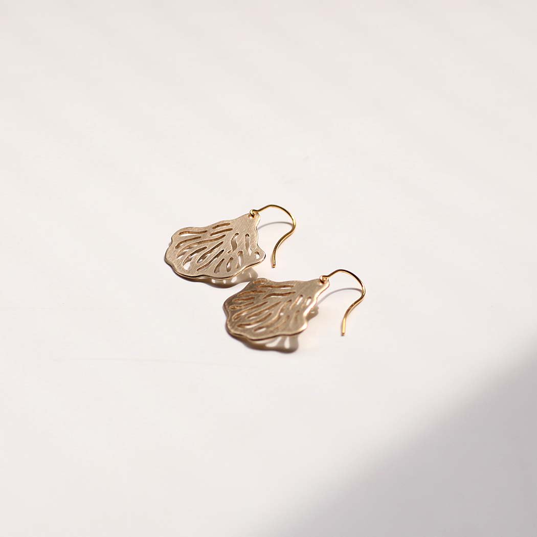 mnoiimCj / brass earrrings sAX / CO - flutter ̓