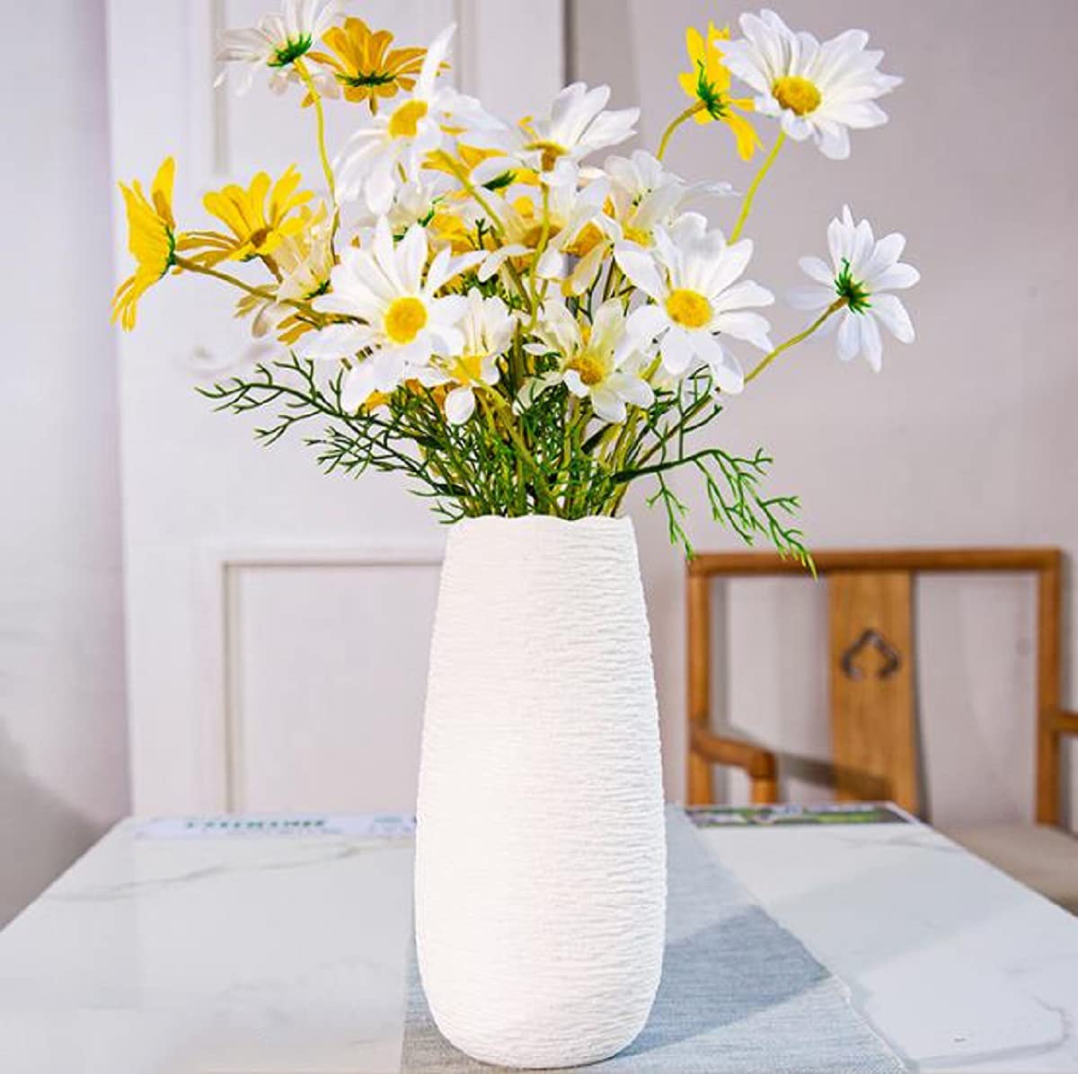 サイズ:高さ：22.5cm、口径:7cm、幅:9.5cm材質:陶器色：ホワイト、ブラック制作・梱包には細心の注意をしております。北欧風の花瓶は、さまざまなインテリアの家にぴったりです。さまざまな花に適しています。