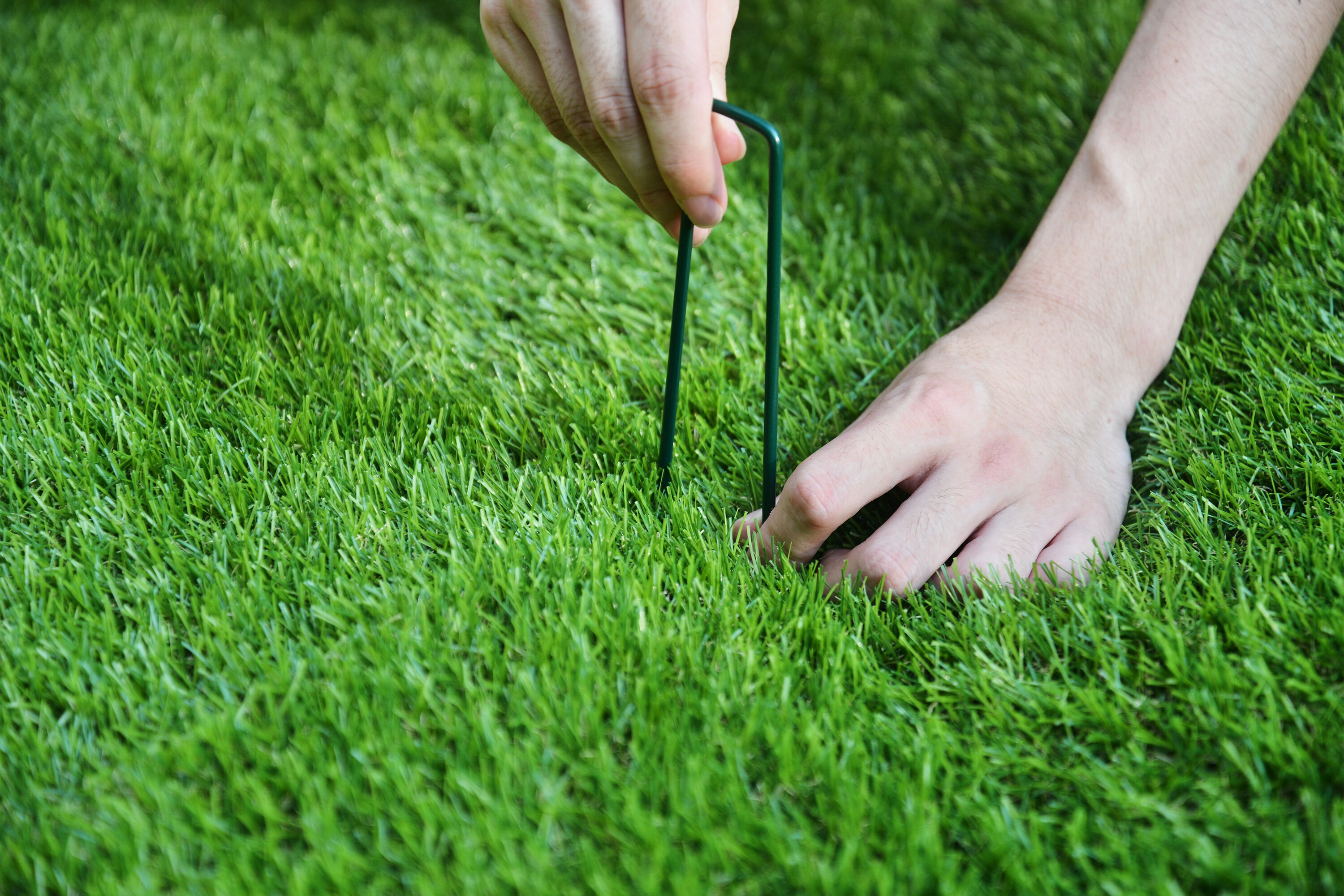 人工芝 ロール 1m×5m 芝丈20mm ピン12本つき 4色立体感 透水穴つき リアル ふかふか 高品質 高密度 色落ちにくい 抜けにくい 復元性 立体感 青緑