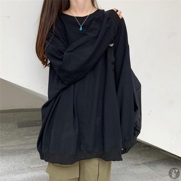 Tシャツ ゆるTシャツ ゆるトップス ドロップショルダー シンプル 無地 長袖 ゆったり レディース トップスbr>【素　材】ポリエステル【サイズ】XLバスト：126cm　着丈：68cm　肩幅：62cm　袖丈：50cm【カラー】ホワイト　ブラック【ご注意】※色落ちする可能性がございますので、ご注意くださいませ。※本製品は生産過程におきまして、生地を織る際の糸の継ぎ目や多少のほつれが生じることがありまが、品質上は問題ありません。また、生地の織りに他繊維が混紡している場合もございます。※記載の詳細サイズは、メジャーによる実寸の誤差、商品の素材(生地)による誤差が生じる場合があります。 Tシャツ ゆるTシャツ ゆるトップス ドロップショルダー シンプル 無地 長袖 ゆったり レディース トップス 秋冬 メーカー希望小売価格はメーカーサイトに基づいて掲載しています