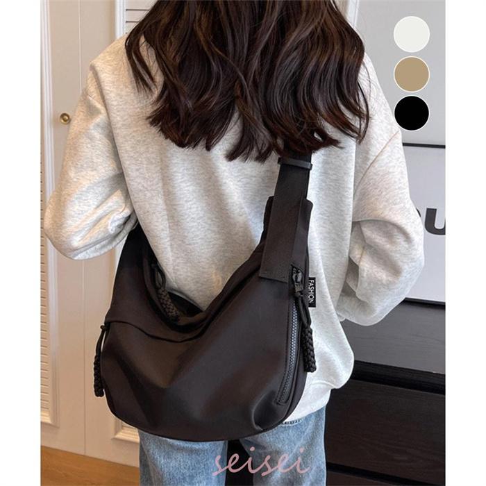 84■素材：ナイロン、ポリエステル■カラー：ブラック、ベージュ、カーキ■サイズ：縦29cm×横49cm×マチ5.5cm（約）■店頭及び屋外での撮影画像は、光の当たり具合で色味が違って見える場合があります。■商品の素材や測り方によって、若干の誤差が発生する場合もございます。 1-3 cmの誤差はご了承ください。■生産ロットにより、ファスナー金具部分のデザインが変わる場合もありますので、ご了承ください。84■素材：ナイロン、ポリエステル■カラー：ブラック、ベージュ、カーキ■サイズ：縦29cm×横49cm×マチ5.5cm（約）■店頭及び屋外での撮影画像は、光の当たり具合で色味が違って見える場合があります。■商品の素材や測り方によって、若干の誤差が発生する場合もございます。 1-3 cmの誤差はご了承ください。■生産ロットにより、ファスナー金具部分のデザインが変わる場合もありますので、ご了承ください。
