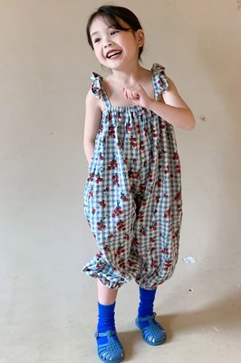 【子ども】さくらんぼチェック柄ノースリーブのコンビネゾン 80 90 100 110 120 130cm【商品説明】さくらんぼチェック柄ノースリーブのコンビネゾンです。カラー：(1)さくらんぼ青　(2)さくらんぼ赤サイズ90cm100cm110cm120cm130cm＜ご注意＞◆画像はご覧になっているパソコン・モニター等により実際の商品と多少色味が異なる場合がございます。色味が違う等のクレームはお受けできませんので予め、ご了承下さい。◆サイズ表記に若干の誤差が生じる場合がございます。◆当サイトは複数店舗で販売している関係で、ご注文のタイミングによっては在庫にズレが生じ、商品をご用意できない場合がございます。その場合には誠に恐れ入りますが、ご注文後にお取り消しの手続きをさせていただきますので予めご了承いただけますと幸いです。◆送料、発送予定日数につきましては、ショッピングガイドをご覧ください。【子ども】さくらんぼチェック柄ノースリーブのコンビネゾン 80 90 100 110 120 130cm メーカー希望小売価格はメーカーサイトに基づいて掲載しています