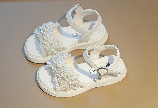 【子ども】女の子 かわいい パールのお姫様サンダル オフホワイト ブラック お出かけ 14.8cm--19.7cm【商品説明】かわいいパールの履きやすいサンダルです。カラー：オフホワイト ・ ブラックサイズ14.8cm15.3cm16cm16.8cm17.5cm18cm18.5cm19cm19.7cm＜ご注意＞◆画像はご覧になっているパソコン・モニター等により実際の商品と多少色味が異なる場合がございます。色味が違う等のクレームはお受けできませんので予め、ご了承下さい。◆サイズ表記に若干の誤差が生じる場合がございます。◆当サイトは複数店舗で販売している関係で、ご注文のタイミングによっては在庫にズレが生じ、商品をご用意できない場合がございます。その場合には誠に恐れ入りますが、ご注文後にお取り消しの手続きをさせていただきますので予めご了承いただけますと幸いです。◆送料、発送予定日数につきましては、ショッピングガイドをご覧ください。KーAI0305【子ども】女の子 かわいい パールのお姫様サンダル オフホワイト ブラック お出かけ 14.8cm--19.7cm メーカー希望小売価格はメーカーサイトに基づいて掲載しています