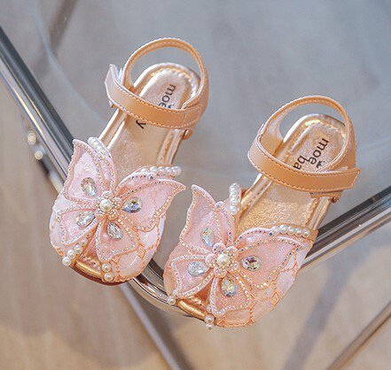【子ども】女の子 かわいい 蝶のお姫様サンダル ピンク お出かけ 15cm--21cm【商品説明】かわいい蝶柄のお姫様サンダルです。カラー：ピンク（色違いは、別ページ。オフホワイト・ブラックあり）サイズ15cm15.5cm16cm16.5cm17cm17.6cm18.3cm18.9cm19.6cm20.3cm　＜ご注意＞◆画像はご覧になっているパソコン・モニター等により実際の商品と多少色味が異なる場合がございます。色味が違う等のクレームはお受けできませんので予め、ご了承下さい。◆サイズ表記に若干の誤差が生じる場合がございます。◆当サイトは複数店舗で販売している関係で、ご注文のタイミングによっては在庫にズレが生じ、商品をご用意できない場合がございます。その場合には誠に恐れ入りますが、ご注文後にお取り消しの手続きをさせていただきますので予めご了承いただけますと幸いです。◆送料、発送予定日数につきましては、ショッピングガイドをご覧ください。KーAI0306【子ども】女の子 かわいい 蝶のお姫様サンダル ピンク お出かけ 15cm--21cm メーカー希望小売価格はメーカーサイトに基づいて掲載しています