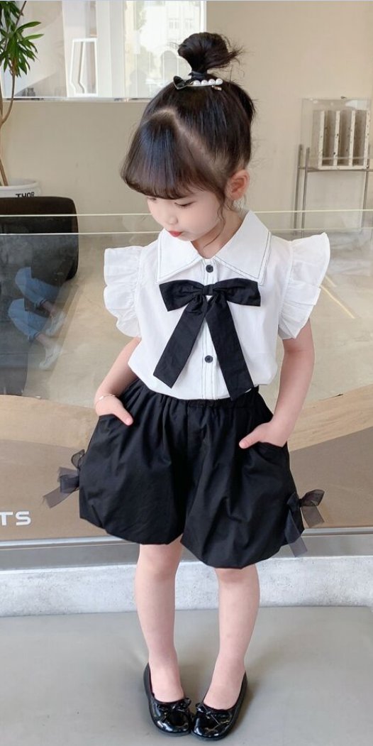 【子ども】ノースリーブシャツ バルーンパンツ セットアップ リボン付き ブラウス ショートパンツ 2点セット ベビー キッズ フォーマル 80 90 100 110 120 130【商品説明】リボン付きノースリーブシャツとバルーンパンツの2点セットです。フォーマルなシーンでも、ちょっとしたお出かけの際などにもかわいいですよ。カラー：白×黒・クリーム×チョコサイズ：白×黒　80cm　　クリーム×チョコ　80cm　　　　　 　　90cm 90cm 100cm 100cm 110cm 110cm 120cm 120cm 130cm 130cm 140cm 140cm＜ご注意＞◆画像はご覧になっているパソコン・モニター等により実際の商品と多少色味が異なる場合がございます。色味が違う等のクレームはお受けできませんので予め、ご了承下さい。◆サイズ表記に若干の誤差が生じる場合がございます。◆当サイトは複数店舗で販売している関係で、ご注文のタイミングによっては在庫にズレが生じ、商品をご用意できない場合がございます。その場合には誠に恐れ入りますが、ご注文後にお取り消しの手続きをさせていただきますので予めご了承いただけますと幸いです。◆送料、発送予定日数につきましては、ショッピングガイドをご覧ください。KーAY0070【子ども】ノースリーブシャツ バルーンパンツ セットアップ リボン付き ブラウス ショートパンツ 2点セット ベビー キッズ フォーマル 80 90 100 110 120 130 メーカー希望小売価格はメーカーサイトに基づいて掲載しています