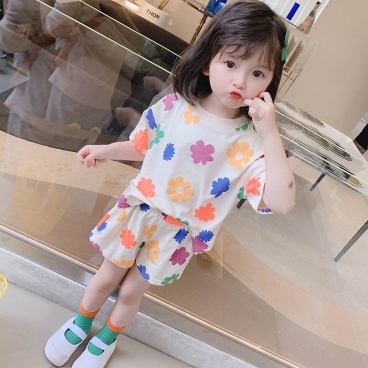 【子ども】女の子 かわいい 花柄 セットアップ 半袖 ショートパンツ 80 90 100 110 120 130 cm ポップ フラワープリント キッズ【商品説明】かわいい大き目な花柄のセットアップです。 生地が薄めです。カラフルなデザインなのでこれだけでかわいく着れますし、お手持ちの服と合わせたらバリエーションが広がりますよ。生地・素材：コットン綿などカラー：ホワイト・オレンジ・チョコサイズホワイト　80cm　オレンジ　80cm　チョコ　80cm　　　　　90cm　　　　　　90cm　　　　　90cm　　　　　100cm　　　　　100cm　　　　　100cm　　　　　110cm　　　　　110cm　　　　　110cm　　　　　120cm　　　　　120cm　　　　　120cm　　　　　130cm　　　　　130cm　　　　　130cm＜ご注意＞◆画像はご覧になっているパソコン・モニター等により実際の商品と多少色味が異なる場合がございます。色味が違う等のクレームはお受けできませんので予め、ご了承下さい。◆サイズ表記に若干の誤差が生じる場合がございます。◆当サイトは複数店舗で販売している関係で、ご注文のタイミングによっては在庫にズレが生じ、商品をご用意できない場合がございます。その場合には誠に恐れ入りますが、ご注文後にお取り消しの手続きをさせていただきますので予めご了承いただけますと幸いです。◆送料、発送予定日数につきましては、ショッピングガイドをご覧ください。K-AY0123【子ども】女の子 かわいい 花柄 セットアップ 半袖 ショートパンツ 80 90 100 110 120 130 cm ポップ フラワープリント キッズ メーカー希望小売価格はメーカーサイトに基づいて掲載しています