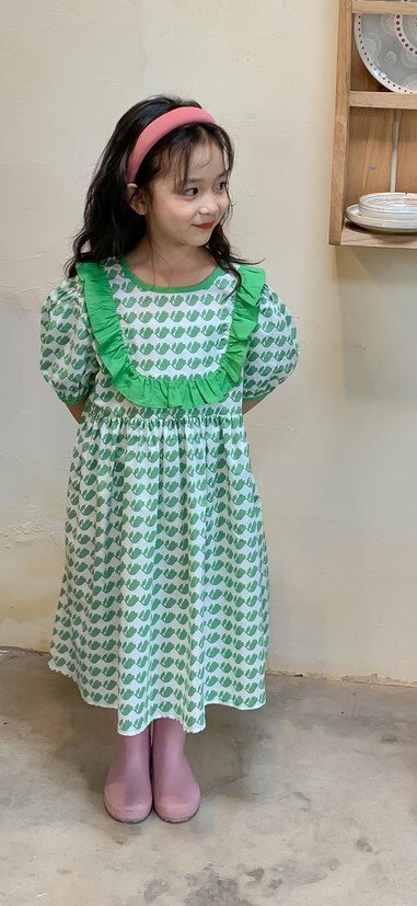 【子ども】女の子 かわいい みどり色 ロングワンピース 80 90 100 110 120 130 140cm ガーリー レトロ柄 キュート【商品説明】みどり色のロングワンピースです。レトロな柄入りでかわいいですね。カラー：緑サイズ80cm90cm100cm110cm120cm130cm140cm＜ご注意＞◆画像はご覧になっているパソコン・モニター等により実際の商品と多少色味が異なる場合がございます。色味が違う等のクレームはお受けできませんので予め、ご了承下さい。◆サイズ表記に若干の誤差が生じる場合がございます。◆当サイトは複数店舗で販売している関係で、ご注文のタイミングによっては在庫にズレが生じ、商品をご用意できない場合がございます。その場合には誠に恐れ入りますが、ご注文後にお取り消しの手続きをさせていただきますので予めご了承いただけますと幸いです。◆送料、発送予定日数につきましては、ショッピングガイドをご覧ください。KーAY0193【子ども】女の子 かわいい みどり色 ロングワンピース 80 90 100 110 120 130 140cm ガーリー レトロ柄 キュート