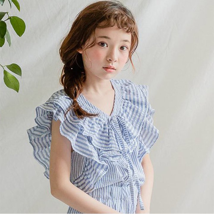 【子ども】女の子 かわいい ストライプ 大き目フリル ノースリーブシャツセットアップ キッズ パンツ 110 120 130 140 150 160 165cm【商品説明】女の子のとってもかわいいストライプ柄大き目フリルのノースリーブシャツセットアップです。カラー：ブルーストライプ1デザインサイズ110cm120cm130cm140cm150cm160cm165cm＜ご注意＞◆画像はご覧になっているパソコン・モニター等により実際の商品と多少色味が異なる場合がございます。色味が違う等のクレームはお受けできませんので予め、ご了承下さい。◆サイズ表記に若干の誤差が生じる場合がございます。◆当サイトは複数店舗で販売している関係で、ご注文のタイミングによっては在庫にズレが生じ、商品をご用意できない場合がございます。その場合には誠に恐れ入りますが、ご注文後にお取り消しの手続きをさせていただきますので予めご了承いただけますと幸いです。◆送料、発送予定日数につきましては、ショッピングガイドをご覧ください。KーAY0212【子ども】女の子 かわいい ストライプ 大き目フリル ノースリーブシャツセットアップ キッズ パンツ 110 120 130 140 150 160 165cm メーカー希望小売価格はメーカーサイトに基づいて掲載しています