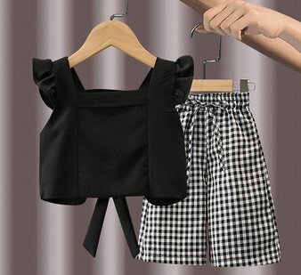 【子ども】女の子 かわいい キッズ ガーリー キュート 黒 ノースリーブトップス と チェック柄パンツ セットアップ 白黒チェック柄 80cm--130cm【商品説明】 とってもかわいくて、ちょっと大人っぽい 黒 ノースリーブトップス と チェック柄パンツのセットアップです。（上記ワンデザイン）サイズ80cm90cm100cm110cm120cm130cm＜ご注意＞◆画像はご覧になっているパソコン・モニター等により実際の商品と多少色味が異なる場合がございます。色味が違う等のクレームはお受けできませんので予め、ご了承下さい。◆サイズ表記に若干の誤差が生じる場合がございます。◆当サイトは複数店舗で販売している関係で、ご注文のタイミングによっては在庫にズレが生じ、商品をご用意できない場合がございます。その場合には誠に恐れ入りますが、ご注文後にお取り消しの手続きをさせていただきますので予めご了承いただけますと幸いです。◆送料、発送予定日数につきましては、ショッピングガイドをご覧ください。KーAy0299【子ども】女の子 かわいい キッズ ガーリー キュート 黒 ノースリーブトップス と チェック柄パンツ セットアップ 白黒チェック柄 80cm--130cm メーカー希望小売価格はメーカーサイトに基づいて掲載しています