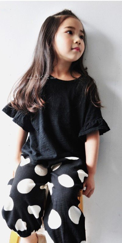 【子ども】黒いフレアースリーブのカットソーとポルカドット柄のパンツのセットア...