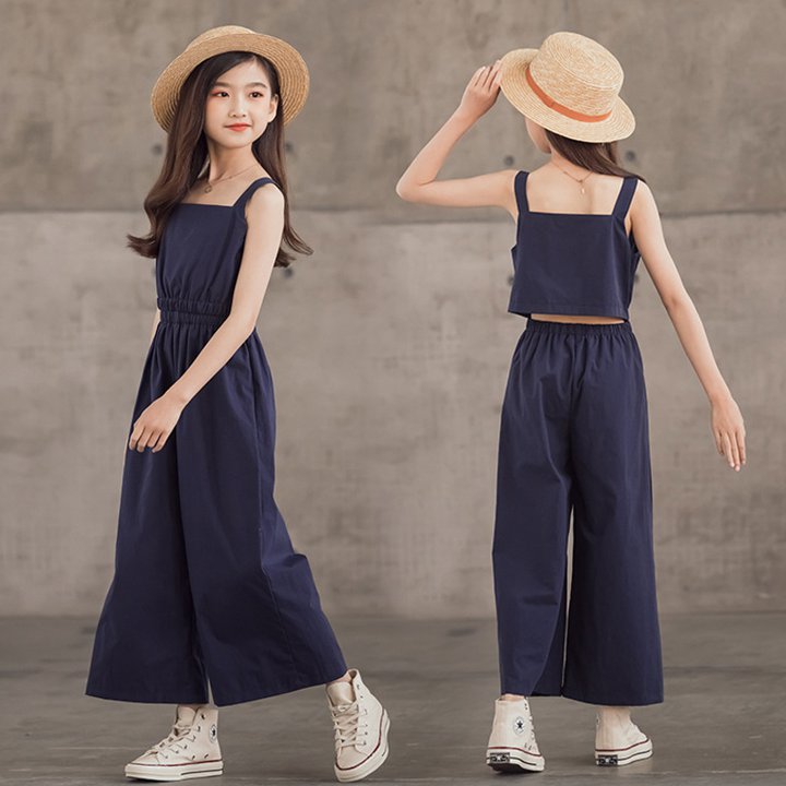 【子ども】女の子 紺色のサロペットパンツ 110cm 120 cm【商品説明】カラー：紺色サイズ110cm120cm＜ご注意＞◆画像はご覧になっているパソコン・モニター等により実際の商品と多少色味が異なる場合がございます。色味が違う等のクレームはお受けできませんので予め、ご了承下さい。◆サイズ表記に若干の誤差が生じる場合がございます。◆当サイトは複数店舗で販売している関係で、ご注文のタイミングによっては在庫にズレが生じ、商品をご用意できない場合がございます。その場合には誠に恐れ入りますが、ご注文後にお取り消しの手続きをさせていただきますので予めご了承いただけますと幸いです。◆送料、発送予定日数につきましては、ショッピングガイドをご覧ください。k-ai0361【子ども】女の子 紺色のサロペットパンツ 110cm 120 cm メーカー希望小売価格はメーカーサイトに基づいて掲載しています