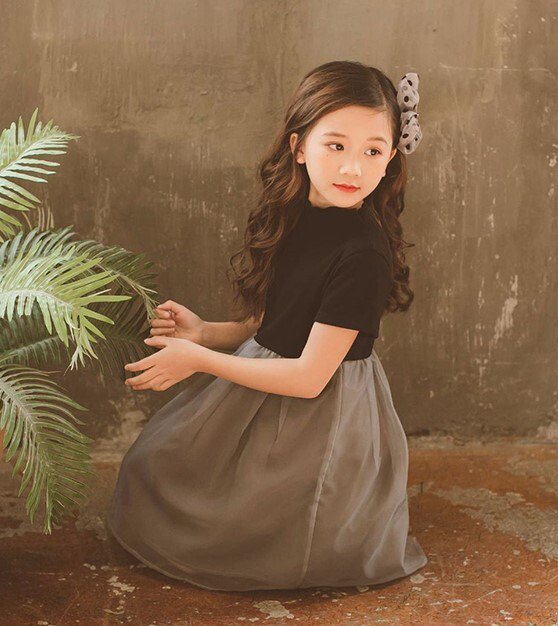 【子ども】女の子 かわいく お洒落に 黒の半袖ミニシフォンスカートのワンピース 110 120 130 140 150 160cm【商品説明】【子ども】女の子 かわいく お洒落に 黒の半袖ミニシフォンスカートのワンピース　カラー：ワンデザインサイズ110cm120cm130cm140cm150cm160cm＜ご注意＞◆画像はご覧になっているパソコン・モニター等により実際の商品と多少色味が異なる場合がございます。色味が違う等のクレームはお受けできませんので予め、ご了承下さい。◆サイズ表記に若干の誤差が生じる場合がございます。◆当サイトは複数店舗で販売している関係で、ご注文のタイミングによっては在庫にズレが生じ、商品をご用意できない場合がございます。その場合には誠に恐れ入りますが、ご注文後にお取り消しの手続きをさせていただきますので予めご了承いただけますと幸いです。◆送料、発送予定日数につきましては、ショッピングガイドをご覧ください。k-ai0363【子ども】女の子 かわいく お洒落に 黒の半袖ミニシフォンスカートのワンピース 110 120 130 140 150 160cm メーカー希望小売価格はメーカーサイトに基づいて掲載しています