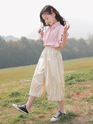 【子ども】フリルノースリーブシャツと裾ギャザーロングワイドパンツ 110-150cm【商品説明】フリルノースリーブシャツと裾ギャザーロングワイドパンツです。カラー：(1)フリルノースリーブシャツ：ピンクxすそギャザーロングパンツ：ホワイト　　　　(2)フリルノースリーブシャツ：ホワイトxすそギャザーロングパンツ：ブラックサイズ(1)110cm・130cm・140cm・150cm(2)110cm・120cm・140cm・150cm＜ご注意＞◆画像はご覧になっているパソコン・モニター等により実際の商品と多少色味が異なる場合がございます。色味が違う等のクレームはお受けできませんので予め、ご了承下さい。◆サイズ表記に若干の誤差が生じる場合がございます。◆当サイトは複数店舗で販売している関係で、ご注文のタイミングによっては在庫にズレが生じ、商品をご用意できない場合がございます。その場合には誠に恐れ入りますが、ご注文後にお取り消しの手続きをさせていただきますので予めご了承いただけますと幸いです。◆送料、発送予定日数につきましては、ショッピングガイドをご覧ください。k-ai0366【子ども】フリルノースリーブシャツと裾ギャザーロングワイドパンツ 110-150cm メーカー希望小売価格はメーカーサイトに基づいて掲載しています