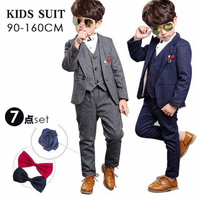 年中愛用の子供フォーマルスーツですお得なスーツ7点セット：ジャケット+ズボン+ベスト＋シャツ＋レッドブローチ＋ブルーブローチ＋蝶ネクタイ安心保障 ●7日間!!サイズ・カラー交換OK♪　　・到着日から7日間対応致します。　　・在庫がある商品に限ります。　　・出荷時・返送時送料はお客様負担となります。●7日間、返品OK◎　　※イメージ違いによる返品も可　　・到着日から7日間対応致します。　　・出荷時・返送時送料はお客様負担となります。●365日間、品質保証!!　　・到着日から365日間対応致します。　　・商品の返品・交換を承ります。　　・袋やタグが無くても対応致します。※お客様都合の返品・交換はすべて未使用品に限ります。商品の在庫はシステム更新のタイミングにより、極稀に品切にも 関わらず受注してしまう恐れがあります。予めご了承下さい。 ■　商　品　説　明　■ カラー 【グレー】【ネイビー】 材質 綿、ポリエステル 6点セット 【90-160】7点セットジャケット+ズボン+ベスト＋シャツ＋レッドブローチ＋ブルーブローチ＋蝶ネクタイ 商品内容 ・キッズスーツ フォーマル 男の子 長袖 子供服 フォーマル 男の子 ピアノ発表会 男の子・七五三 男の子 スーツ 韓国 子供服 入学式 ジュニア　結婚式　スーツ　男の子・着心地や肌触りの良い物を選びました。・かっこよくコスパの良い物を選びました。・通気性に優れた生地でさらっと快適。・全体的にスタイルアップ出来るオシャレな1着です♪・格好いい大人っぽいキッズ四季フォマール服装!・七五三や卒入学式、発表会、ちょっとしたお出かけや、冠婚葬祭までオールマイティーに使えるスーツセット。・履き心地が良い生地も柔らかく、子供にストレスを与えない動きやすさ。・普通着としてもお洒落で、卒入学式、発表会、冠婚葬祭など正式な場も活躍1枚です。・肌触り良く、デザインもすっきりしていて良かったです。・卒園式、入学式、発表会など大切な式だけでなく、お食事会やお出かけにも気負いなく着ることができます！ ご注意 ※サイトに掲載されている商品は、モニター環境により実際のものと素材感が 若干異なって見える場合がございます。※加工具合により掲載画像との誤差が見られる場合もございます。予めご了承くださいますようお願い申し上げます。 即納 男の子 スーツ 子供スーツ 7点セット キッズスーツ 男の子 フォーマル セット 発表会 入学式 入園式 七五三 結婚式 卒園式 卒業式 メーカー希望小売価格はメーカーサイトに基づいて掲載しています