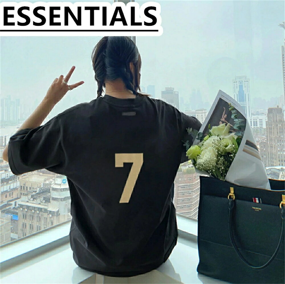 素材:コットン100% ・2018年に設立された、 Fear of God (フィア オブ ゴッド) のディフュージョンライン Essentials (エッセンシャルズ)。Kanye West、Justin Bieber、BTSのRMも愛用しております。 ・ブランド名が示す通り、日々の着こなしに必要不可欠な定番アイテムの数々。ユースフルかつ、本ラインのFear of Godの様なハイセンスで洗練されたデザイン、シルエットが特徴です。 ★FOG Essentialsは製造段階で糸のほつれや汚れが付いている場合がございます。 また、パッケージ袋に汚れ、破れがある場合がございます。 ご購入はあらかじめご理解の上お願い致します。 ■お願い・注意事項 ※本製品は【並行輸入品】でございます。 ※画面上と実物とでは色に多少の違いがある場合がございますので、予めご了承下さい。 ※サイズ表記は目安ですので1～3CMの誤差は予めご了承ください。 1）モニターの発色の具合によって実際のものと色が異なる場合があります。 ・日本の製品に比べて、海外の製品は基準が甘く、箱のつぶれ、細かい傷やしわ 　ほつれ、インク汚れ擦り傷などある場合がございます。 ・基本的には返品・交換は原則としてお受けできませんが、なるべく柔軟に対応させていただきますので 　お気づきの点はお気軽にお問い合わせくださいませ。 ・人気ブランドの為在庫の変動が激しいので、大変お手数ですが 　ご購入前にお問い合わせより在庫の確認をお願いいたします。 商品サイズ ※大きめのサイズ感の為、普段の服より1サイズ下のサイズを推奨します。 関連キーワード FOG ESSENTIALS T-shirt 両面ロゴ Tシャツ バックプリント プリント メンズ レディース オーバーサイズ オフホワイト フィアオブゴッド Fear Of God　ユニセックス 春夏 夏 半袖 最新 正規品 男女兼用 新品 ※お届け先が北海道・沖縄・離島の場合、1000円-2500円の別途送料を追加させていただきます、ご了承ください。