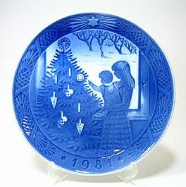 ロイヤルコペンハーゲン・イヤープレート 1981年 クリスマスツリーに見とれて 18cm