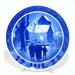ロイヤルコペンハーゲン・クリスマスプレート 1928年 教会へ向かう牧師家族 18cm