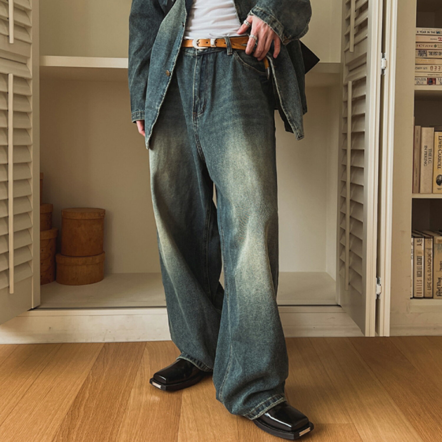 【2plan】Life Balloon Snap Denim Pants (R8288A504WVS) ライフバルーンスナップデニムパンツ ▼サイズ詳細 (cm) －M (ウエスト74　ヒップ126　股上36　股下70　もも周り70　裾周り52　総丈106) －L (ウエスト78　ヒップ128　股上37　股下71　もも周り72　裾周り54　総丈108) ▼カラー －Blue －Black ▼マテリアル －Cotton 100％ ▼モデル詳細 －MEN　176cm / 60kg / トップ 95~100 / ウエストS　Lサイズ着用 ※生産の過程で商品ごとに1～3cm個体差が生じる場合がございます。 ※屋外の光や照明の当たり具合で、実際の商品と画像の色味に違いが発生する場合がございます。 ※本ブランド(2plan)は、一部セレクトアイテムを取り扱っている為、タグがブランド名と異なる場合があります。 ※その他、何かご不明な点がございましたら、ご遠慮なくお問い合わせください。 ▼einzshopの特徴 1. 信頼性と安全性を第一に考えます。 2. 最安値でご提供できるように最善を尽くして参ります。 3. 発送から7営業日ほどでお届け予定です。 4. 関税・送料無料 5. お問い合わせは日本人スタッフを中心に対応しております。 【注意事項】：・当店でご購入された商品は、原則として、「個人輸入」としての取り扱いになり、全て韓国からお客様のもとへ直送されます。・個人輸入される商品は、全てご注文者自身の「個人使用・個人消費」が前提となりますので、ご注文された商品を第三者へ譲渡・転売することは法律で禁止されております。 ・通関時に関税・輸入消費税が課税される可能性があります。課税額はご注文時には確定しておらず、通関時に確定しますので、商品の受け取り時に着払いでお支払いください。詳細はこちらご確認下さい。＊