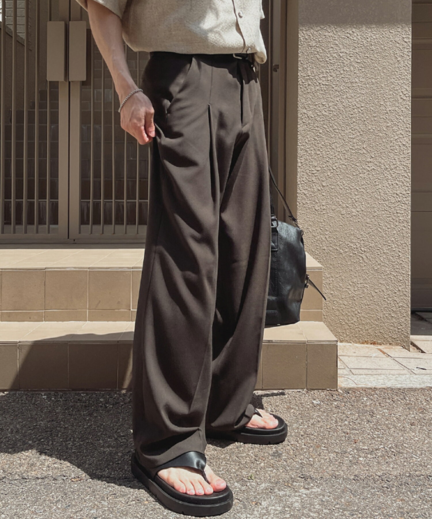 【2plan】Use Maxi Wide Pintuck Slacks (R8288A506EMV) ユーズマキシワイドピンタックスラックス ▼サイズ詳細 (cm) －M (ウエスト80　ヒップ100　股上30　股下77　もも周り62　裾周り50　総丈107) －L (ウエスト84　ヒップ102　股上31　股下78　もも周り64　裾周り52　総丈109) ▼カラー －Black －Brown －Khaki ▼マテリアル －Poly 68% －Rayon 26% －Span 6% ▼モデル詳細 －MEN　176cm / 60kg / トップ 95~100 / ウエストS　Mサイズ着用 ※生産の過程で商品ごとに1～3cm個体差が生じる場合がございます。 ※屋外の光や照明の当たり具合で、実際の商品と画像の色味に違いが発生する場合がございます。 ※本ブランド(2plan)は、一部セレクトアイテムを取り扱っている為、タグがブランド名と異なる場合があります。 ※その他、何かご不明な点がございましたら、ご遠慮なくお問い合わせください。 ▼einzshopの特徴 1. 信頼性と安全性を第一に考えます。 2. 最安値でご提供できるように最善を尽くして参ります。 3. 発送から7営業日ほどでお届け予定です。 4. 関税・送料無料 5. お問い合わせは日本人スタッフを中心に対応しております。 【注意事項】：・当店でご購入された商品は、原則として、「個人輸入」としての取り扱いになり、全て韓国からお客様のもとへ直送されます。・個人輸入される商品は、全てご注文者自身の「個人使用・個人消費」が前提となりますので、ご注文された商品を第三者へ譲渡・転売することは法律で禁止されております。 ・通関時に関税・輸入消費税が課税される可能性があります。課税額はご注文時には確定しておらず、通関時に確定しますので、商品の受け取り時に着払いでお支払いください。詳細はこちらご確認下さい。＊