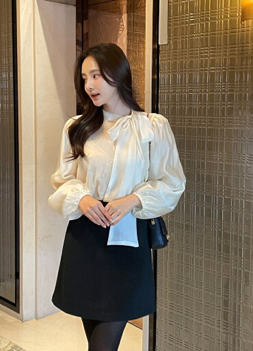 【送料無料】アイアムマリ【I AM MARI】Elle Sequins Silk Satin Tie Blouse / エルシークエンズシルクサテンタイブラウス【公式ショップ】 【送料無料】アイアムマリ【I AM MARI】Elle Sequins Silk Satin Tie Blouse / エルシークエンズシルクサテンタイブラウス【公式ショップ】