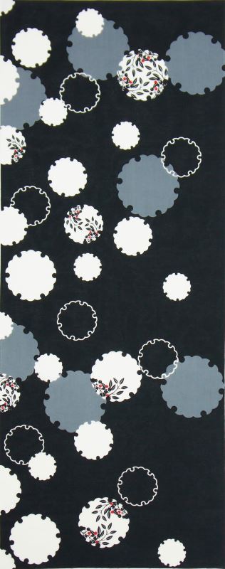 雪輪をちりばめ、その中に南天を描きました。サイズ：約91×36cm素　材：綿 100％ ※モニターの発色の具合により実際の商品と色が異なる場合がございます。〜永楽屋の手ぬぐいについて〜 「永楽屋の手ぬぐい」はオリジナルの木綿生地を使っています。ケバの少ない上質な糸を昔ながらの織機を使って、国内で時間をかけて丁寧に織っています。織りあがった生地はきめが細かくなめらかな肌触りです。 永楽屋の手ぬぐいは主に、日本の代表的染技法のひとつである、友禅染で染めています。図案をもとに色の数だけ型を作り、一枚一枚丁寧に色を重ねていきます。発色が鮮やかで美しく、手拭の存在感を引き立たせています。 〜手ぬぐいのお手入れについて〜 手ぬぐいは江戸の昔より小巾木綿で作られていて、長さ方向は様々な用途に対応するため、切りっぱなしになっています。そのため、使用しているうちに横糸が少しずつほつれてきますが、何度かお洗濯いただくと馴染んでまいります。ほつれてきた横糸は無理に引っ張ったりせずに、はさみで余分な糸をカットしてください。 〜お洗濯について〜 洗濯機などのたっぷりの水で洗って下さい。濃い色の商品は色落ちする可能性がございますので、他のものと分けてお洗濯下さい。 長時間の浸け置きや濡れたままの放置、生地が重なった状態で干したりしますと色移りの原因となります。洗濯後はすみやかに形を整えて陰干ししてください。