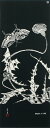 京都画壇を代表する江戸時代中期の画家「伊藤若冲」。掘った部分が白く地の部分に墨がのる「墨拓版画」の代表的作品集「玄圃瑤華（げんぽようか）」より『八丈菜』。日本唯一の手木版和装本出版社の京都・芸艸堂さんとのコラボレーション作品です。サイズ：約91×36cm素　材：綿 100％伊藤若冲×永楽屋※モニターの発色の具合により実際の商品と色が異なる場合がございます。〜永楽屋の手ぬぐいについて〜 「永楽屋の手ぬぐい」はオリジナルの木綿生地を使っています。ケバの少ない上質な糸を昔ながらの織機を使って、国内で時間をかけて丁寧に織っています。織りあがった生地はきめが細かくなめらかな肌触りです。 永楽屋の手ぬぐいは主に、日本の代表的染技法のひとつである、友禅染で染めています。図案をもとに色の数だけ型を作り、一枚一枚丁寧に色を重ねていきます。発色が鮮やかで美しく、手拭の存在感を引き立たせています。 〜手ぬぐいのお手入れについて〜 手ぬぐいは江戸の昔より小巾木綿で作られていて、長さ方向は様々な用途に対応するため、切りっぱなしになっています。そのため、使用しているうちに横糸が少しずつほつれてきますが、何度かお洗濯いただくと馴染んでまいります。ほつれてきた横糸は無理に引っ張ったりせずに、はさみで余分な糸をカットしてください。 〜お洗濯について〜 洗濯機などのたっぷりの水で洗って下さい。濃い色の商品は色落ちする可能性がございますので、他のものと分けてお洗濯下さい。 長時間の浸け置きや濡れたままの放置、生地が重なった状態で干したりしますと色移りの原因となります。洗濯後はすみやかに形を整えて陰干ししてください。