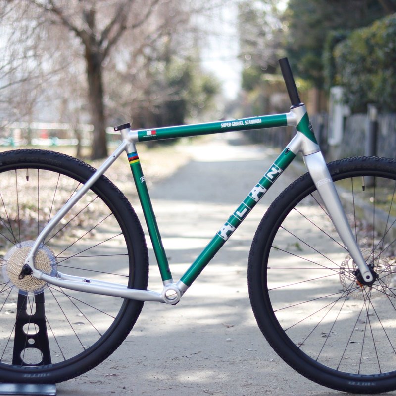 ALAN BIKES SUPER GRAVEL SCANDIUM。グラベルロードでスカンジウム
