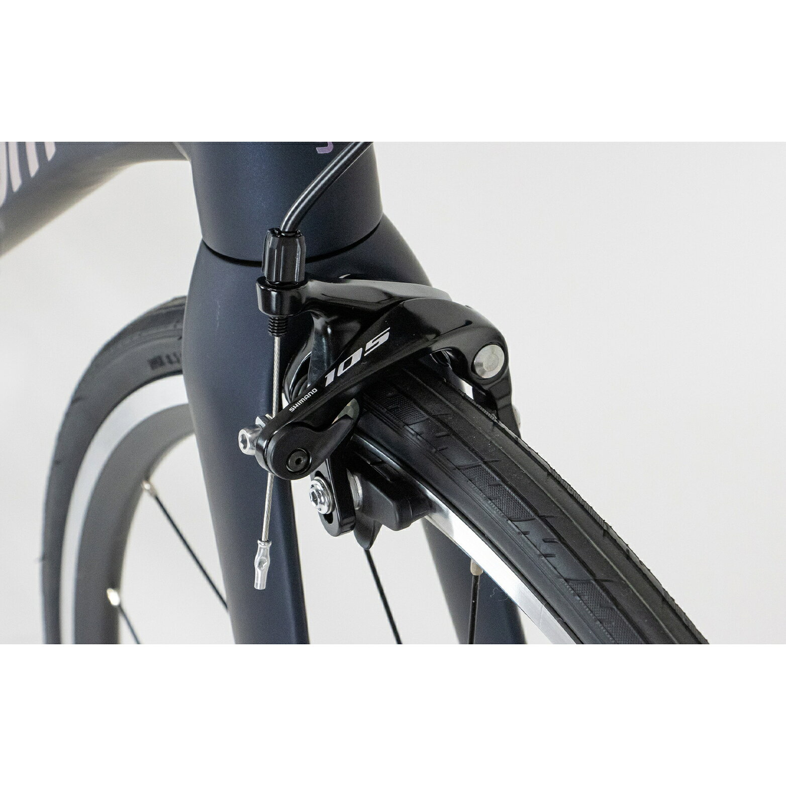 サイクルショップエイリンのKhodaaBloom/コーダーブルーム FARNA SL2（2026年モデル）｜CUES×105ブレーキ搭載・角度で変わるロゴが魅力の新世代アルミロード｜アングル3