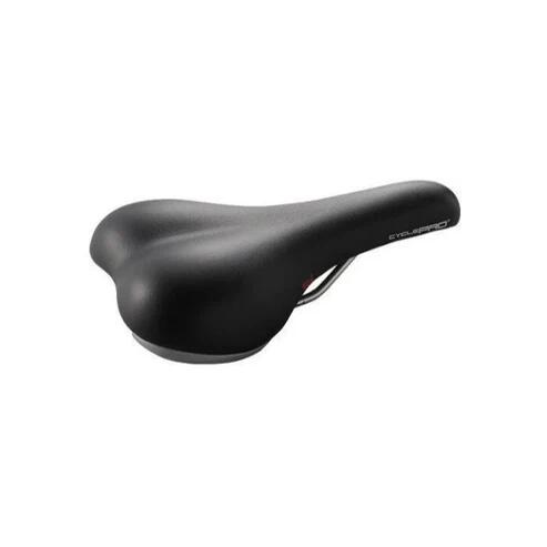 商品説明 CYCLE PRO/サイクルプロ コンフォートGEL入りサドル（CP-SD3110）｜快適性重視のエントリーモデル 【商品紹介】 初めてのスポーツバイクにも安心して使える、快適性重視のGEL入りサドル。 内部にやわらかなGELクッションを採用し、長時間のライドでもお尻への負担を軽減。エントリーロードやクロスバイクなど、日常使いからロングライドまで幅広く対応します。 レールとシェルの接続構造により、路面からの振動をしなやかに吸収。サスペンションのような効果で、より快適な乗り心地を実現しています。 【特徴】 GELクッション内蔵でお尻への負担を軽減 衝撃吸収構造で路面からの振動をやわらかく緩和 長時間ライドでも疲れにくい快適設計 エントリーロード・クロスバイクに最適 シンプルなデザインで幅広い車体にマッチ コストパフォーマンスに優れた実用モデル 【SPEC】 ブランド：CYCLE PRO モデル：CP-SD3110 重量：480g レール素材：スチール クッション素材：GELフォーム 用途：ロードバイク、クロスバイク、コミューター 【STAFF REVIEW】 スポーツバイクに乗り始めた方にまずおすすめしたい、安心感のあるサドルです。 GELクッションがしっかり効いていて、段差や荒れた路面でもお尻へのダメージをやわらげてくれます。 通勤・通学や街乗りはもちろん、長距離ライドにも対応できるバランスの良さが魅力。コストを抑えつつ快適性を求めたい方にぴったりのモデルです。