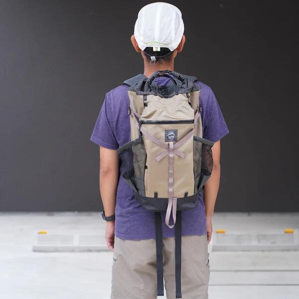 商品説明 【RawLow Mountain Works】BAMBI 2025 FW｜CORDURA 1000D採用モデル 【商品紹介】 街から山まで、これ一つでつながる。 RawLow Mountain Worksの代表作「BAMBI」が、2025年モデルで素材を一新。 メインファブリックにCORDURA 1000Dナイロンを採用し、耐久性と安心感をさらに高めたアップデートモデルです。 これまでの使い勝手はそのままに、よりタフに、より長く使えるバックパックへと進化しました。 【特徴】 CORDURA 1000Dナイロン採用で耐摩耗性・引裂強度を強化 26〜28Lの絶妙な容量で街使いから日帰りハイクまで対応 ロールトップ仕様で荷物量に応じて柔軟に調整可能 フロント約3Lポケット＋両サイド1.5Lメッシュポケットで収納力◎ 上部ストラップでマットやギアの外付けが可能 取り外し式背面パッドで軽量性と快適性を両立 自然に馴染むアースカラー＋人気ベージュ“オートミール”復刻 【SPEC】 容量：26〜28L フロントポケット：約3L サイドポケット：約1.5L ×2 背面長：420mm 重量：約480g 本体素材：CORDURA 1000Dナイロン 補強：X-PAC VX21 / 210Dスペクトラグリッド 【STAFF REVIEW】 BAMBIはやっぱり「ちょうどいい」が詰まったバッグです。 今回のアップデートでCORDURAになったことで、気を使わずガシガシ使える安心感がさらに増しました。 サイズ感も絶妙で、通勤からハイクまで本当にこれ一つで完結します。 派手な変化ではないですが、「長く使う前提なら確実にこっち」という完成度の高さです。